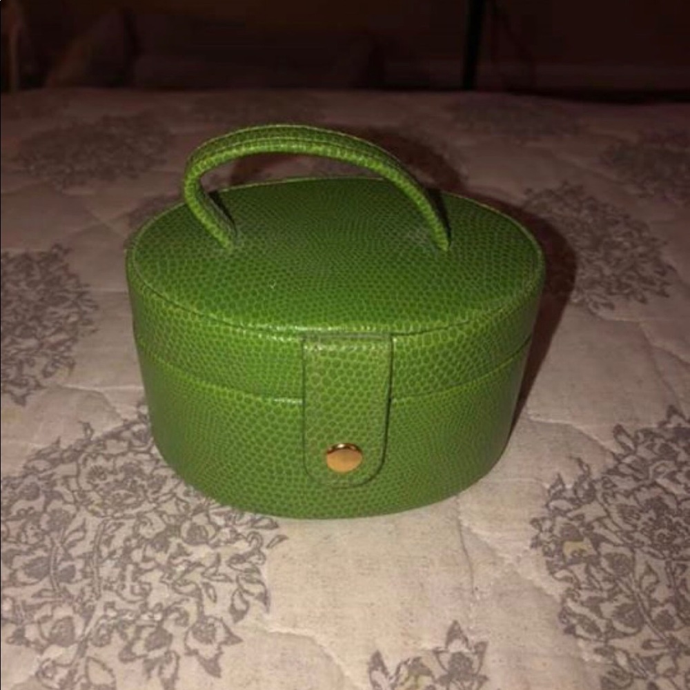 Tiny jewelry box
